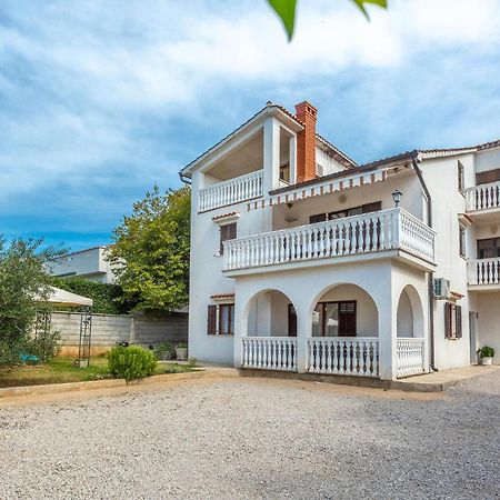 2 Bedroom Cozy Apartment In Omišalj Exteriér fotografie