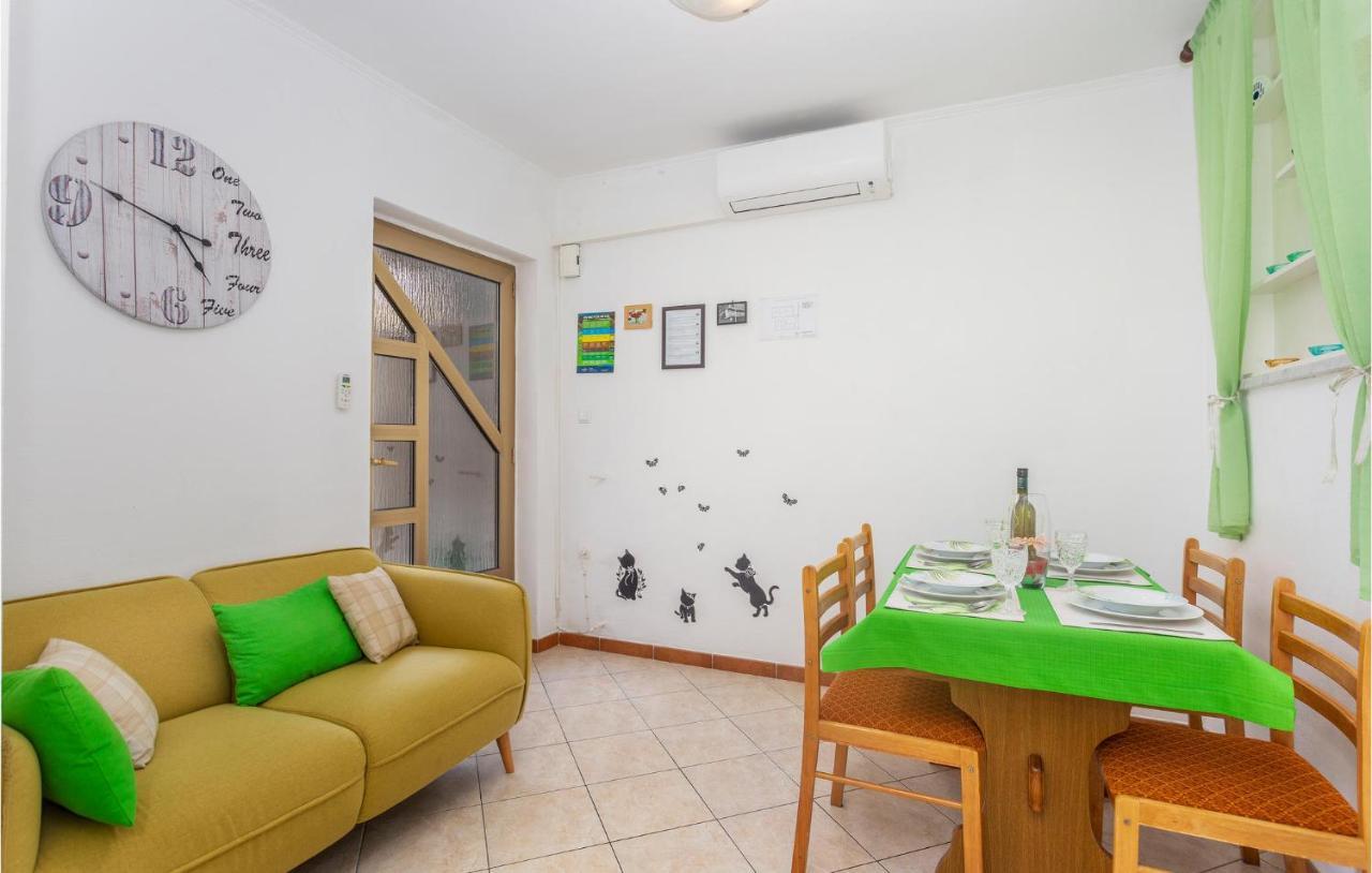 2 Bedroom Cozy Apartment In Omišalj Exteriér fotografie