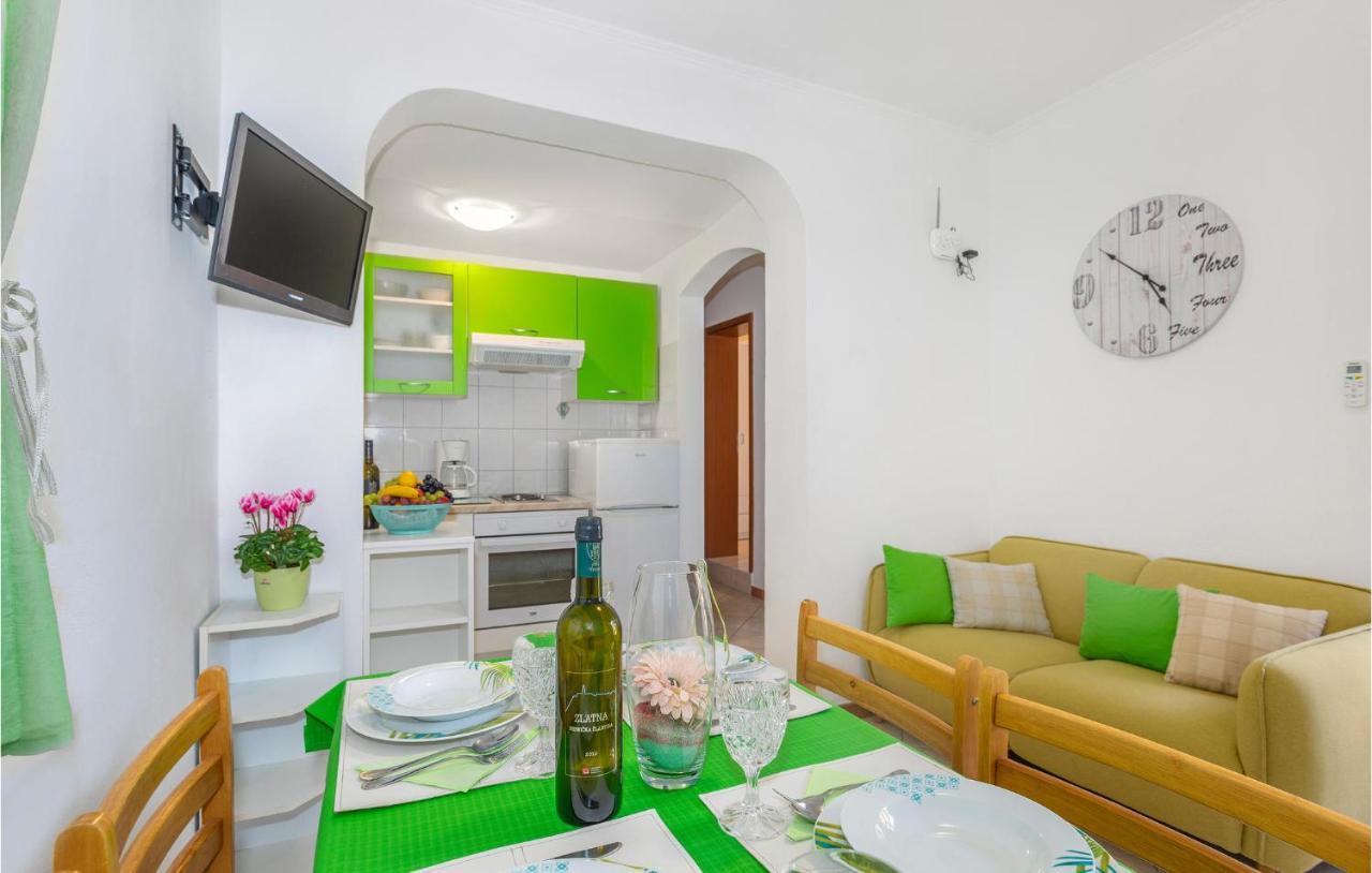 2 Bedroom Cozy Apartment In Omišalj Exteriér fotografie
