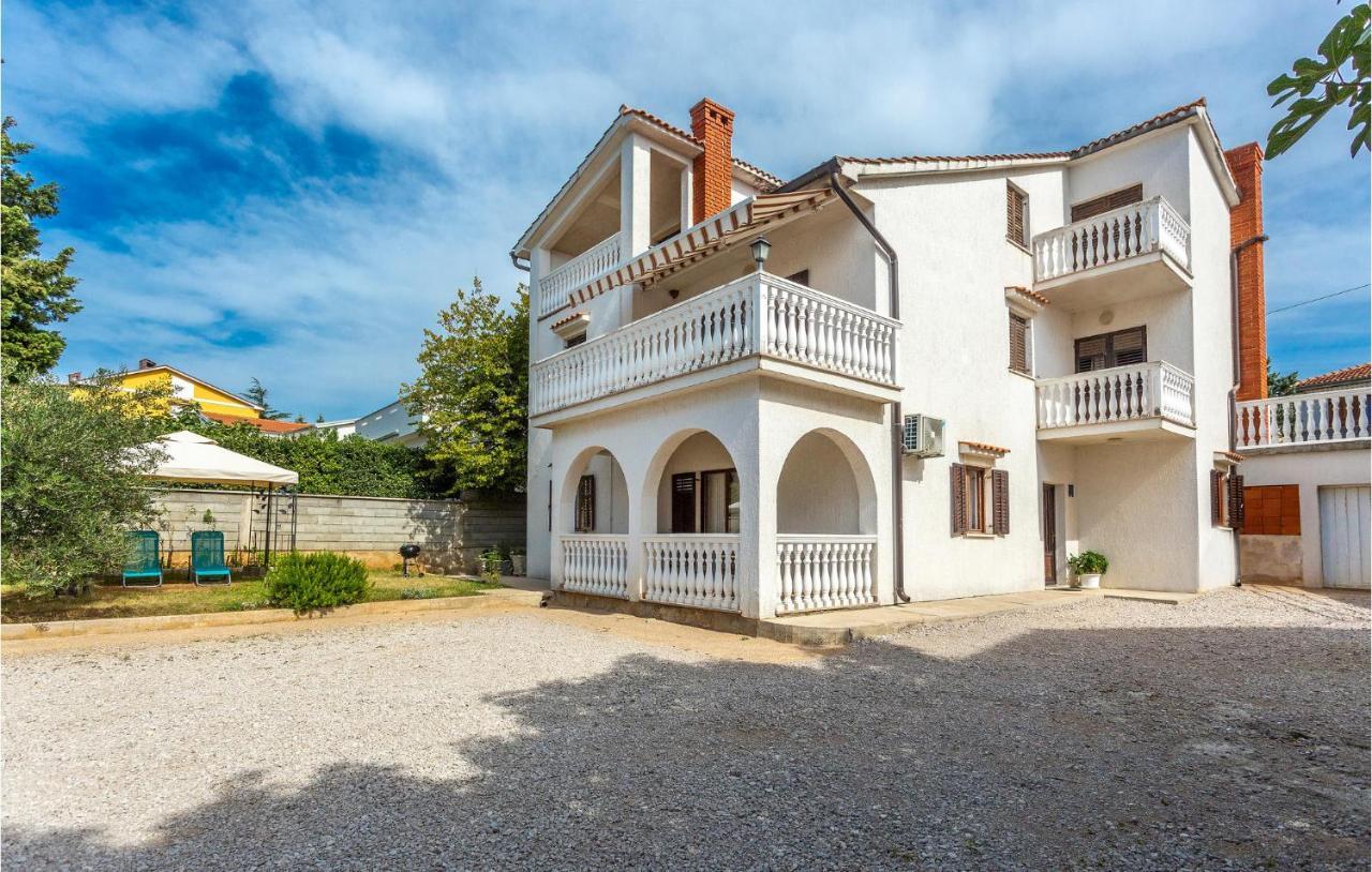 2 Bedroom Cozy Apartment In Omišalj Exteriér fotografie