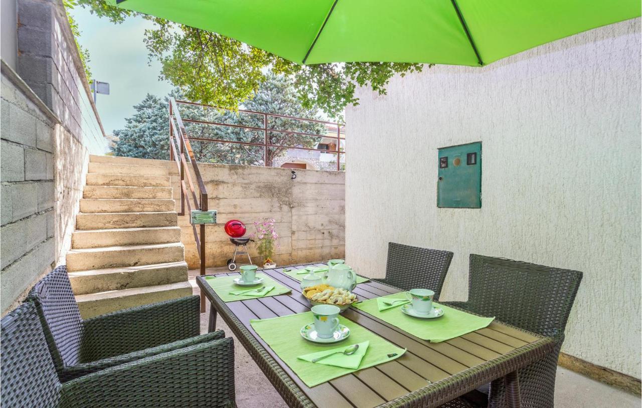 2 Bedroom Cozy Apartment In Omišalj Exteriér fotografie
