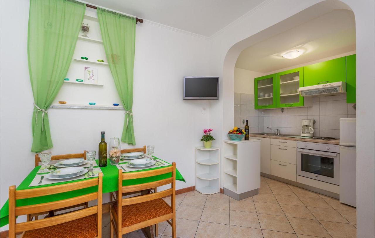 2 Bedroom Cozy Apartment In Omišalj Exteriér fotografie