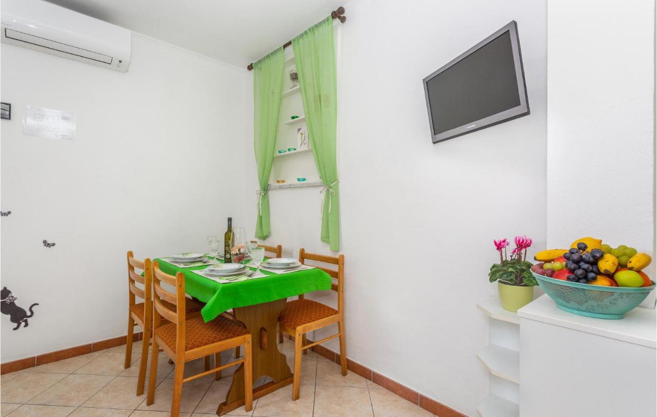 2 Bedroom Cozy Apartment In Omišalj Exteriér fotografie