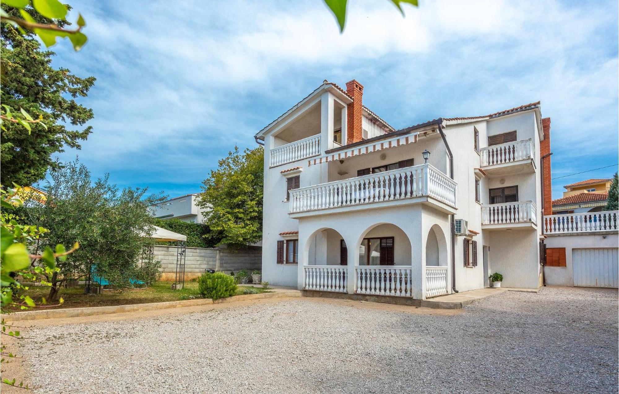 2 Bedroom Cozy Apartment In Omišalj Exteriér fotografie